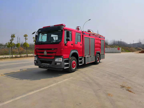 汽豪沃8T泡沫干粉聯(lián)用消防車