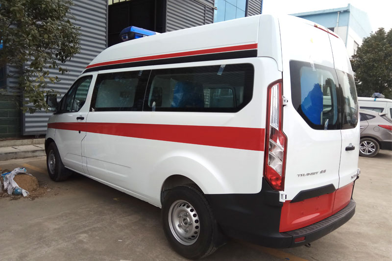 新全順中軸柴油救護(hù)車(chē)